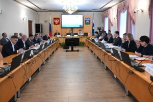 Председатель Счетной палаты Тюменской области Дмитрий Огородников представил депутатам информацию о работе палаты в первом квартале 2025 года