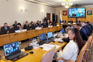 Председатель Счетной палаты Тюменской области Дмитрий Огородников представил депутатам заключение по вопросу соблюдения основных принципов взаимоотношений областного и местных бюджетов в проекте закона об областном бюджете