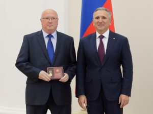 Губернатор Тюменской области удостоил почетными званиями сотрудников Счетной палаты Тюменской области Губернатор Тюменской области удостоил почетными званиями сотрудников Счетной палаты Тюменской области